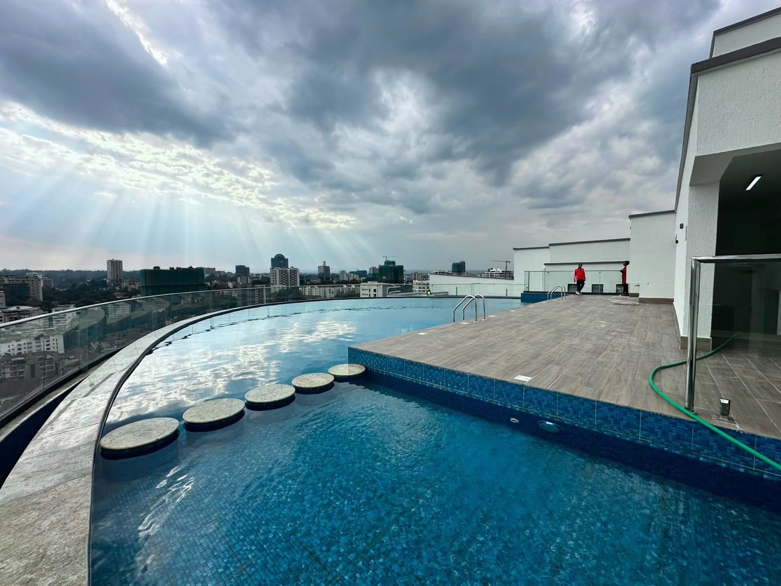 MAGNIFICENT 3 BEDROOM ALL ENSUITE PLUS DSQ FOR RENT IN RIVERSIDE ALONG RIVERSIDE DRIVE WITH AN INFINITY SWIMMING POOL