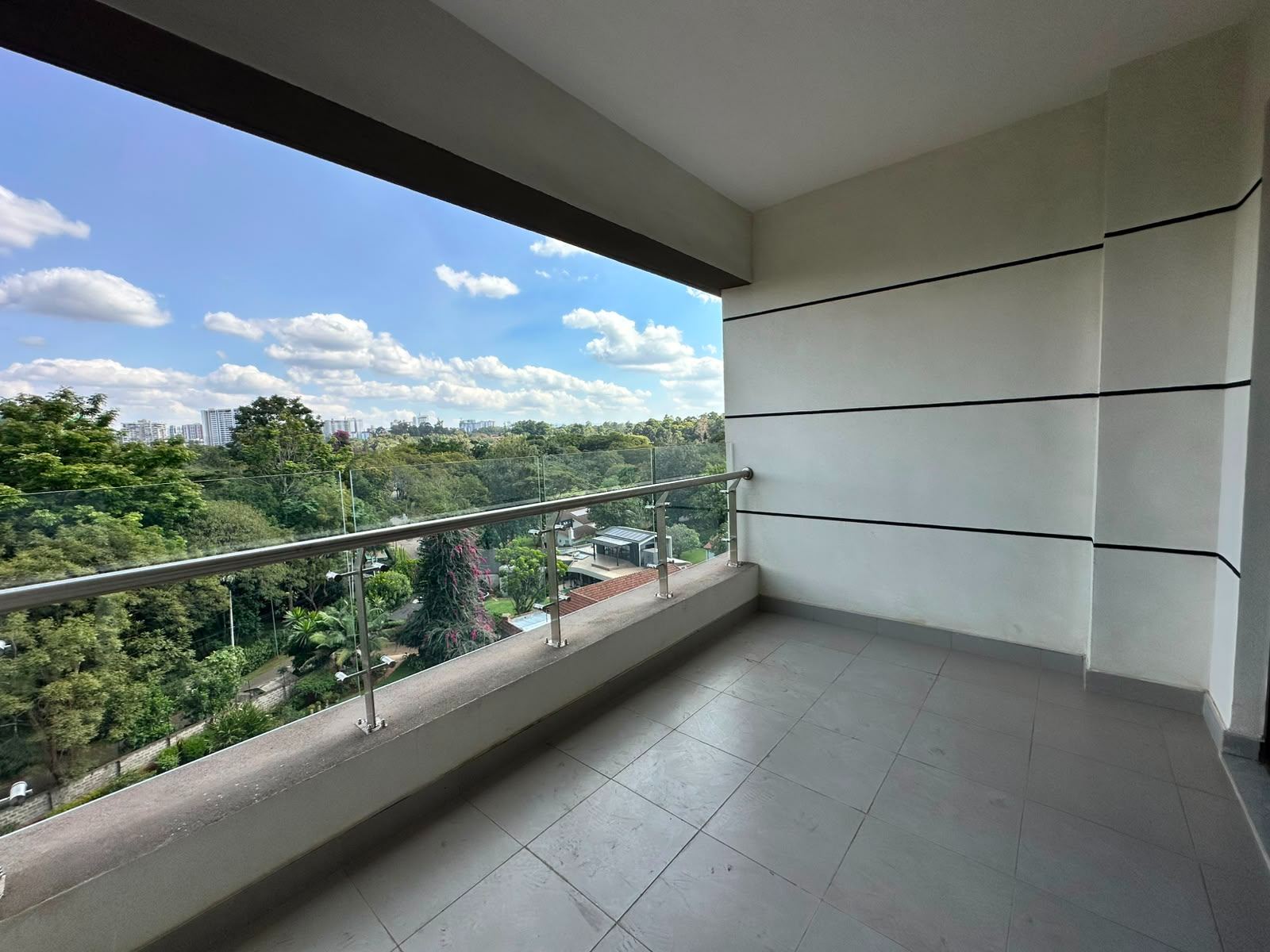 STUNNING 2 BEDROOM MASTER ENSUITE LOCATED IN RIVERSIDE ALONG RIVERSIDE DRIVE WITH HEATED SWIMMING POOL